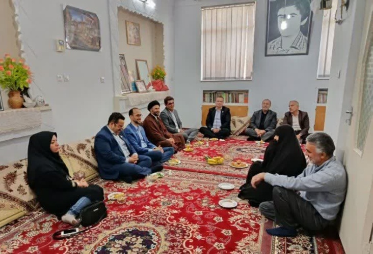 دیدار صمیمانه دانشگاهیان با خانواده شهید دانشجو؛ جوانمردی که از کودکی پای درس قرآن و نهجالبلاغه بود